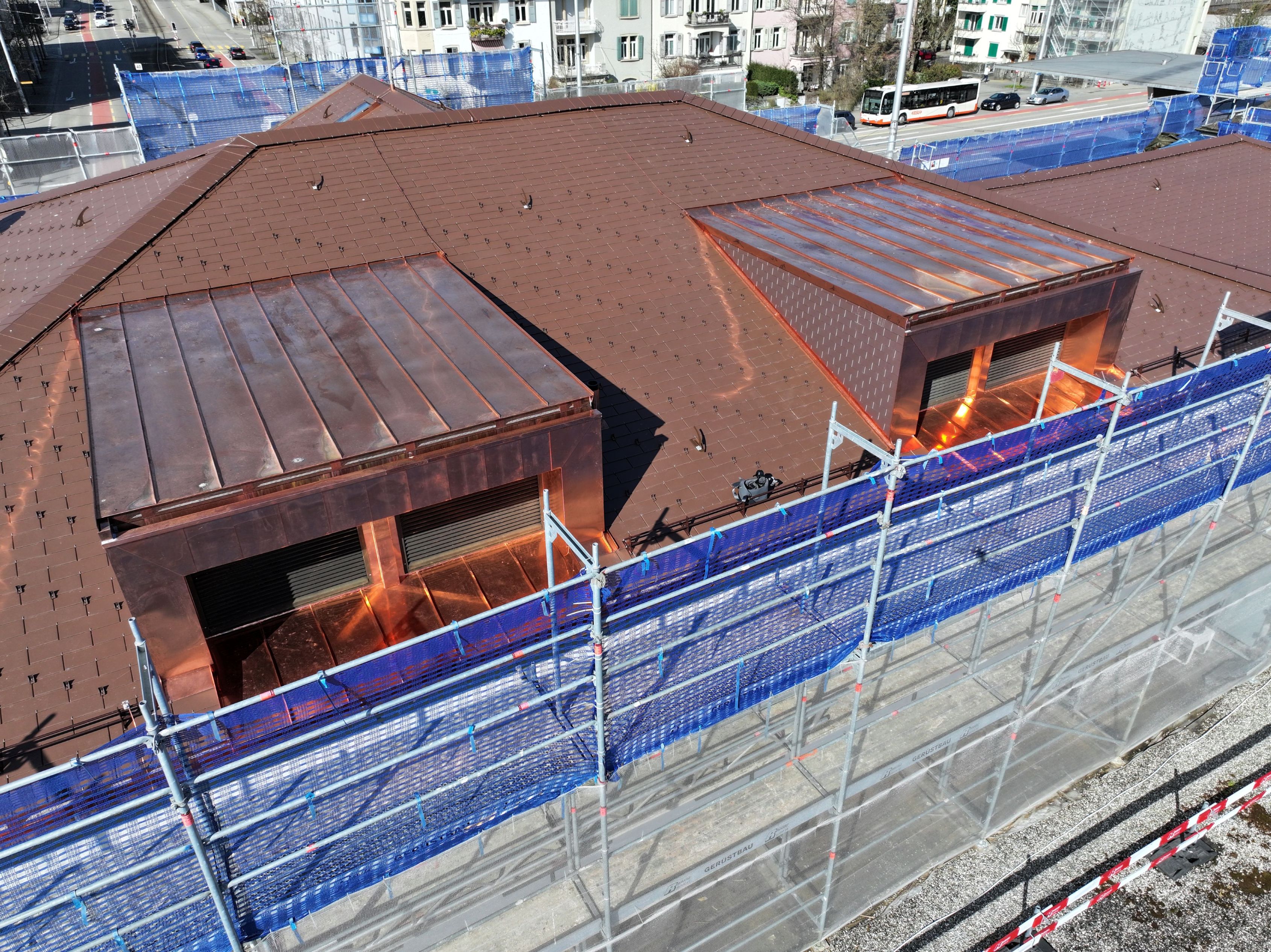 Hausdach mit Spenglerarbeiten