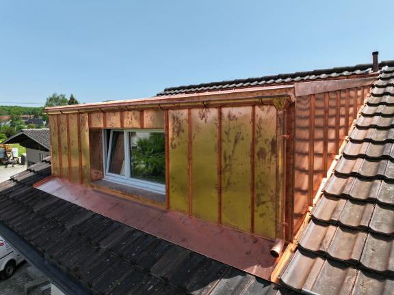 Hausdach mit Spenglerarbeiten und Fenster
